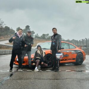 Romain Monti Instagram - Ma mission: satelliser @melaniebuffetaud 🤝

Avec une météo vreuuuumeeeent ! ⛈️

De quoi faire de belles dérives et faire également peur à @pascal_dragotto qui m’a prêté sa GT3 RS Mk1 😅

Quelle auto ! Même dans ces conditions 👌🏼

Vidéo à retrouver sur la chaîne Charles & Melanie ✌🏻

📸 @yann_poirier_pro