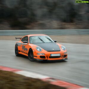 Romain Monti Instagram - Ma mission: satelliser @melaniebuffetaud 🤝

Avec une météo vreuuuumeeeent ! ⛈️

De quoi faire de belles dérives et faire également peur à @pascal_dragotto qui m’a prêté sa GT3 RS Mk1 😅

Quelle auto ! Même dans ces conditions 👌🏼

Vidéo à retrouver sur la chaîne Charles & Melanie ✌🏻

📸 @yann_poirier_pro