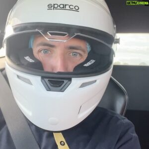 Romain Monti Instagram - 2 jours de folie avec @vredestein à la découverte du nouveau pneu Ultrac Pro, d’abord en passager de @giancarlofisichellaofficial en Ferrari, puis ensuite au volant d’une Mercedes AMG GT ! 🔥

Un pneu été haut de gamme, asymétrique, du 18 au 24 pouces, dont l’objectif annoncé est de concilier sportivité et confort 🛞

J’ai donc pu le tester en conditions réelles, sur des petites routes et sur circuit⛰️ 🏁

Sans être un pneu orienté track day, le test est passé avec succès aussi bien sur piste que sur route, avec un bon niveau de grip, tout en conservant une belle constance: le train de pneus utilisé sur la voiture de Fisichella qui a enchaîné les baptêmes bien bien sportifs toute la journée…était toujours opérationnel pour une nouvelle journée👌🏼

Fun fact: le design a été fait en collaboration avec Italdesign. Je ne savais pas que l’on pouvait étudier le design d’un pneu ! 👨🏻‍🎨

P.S: Séville, c’est vraiment une ville stylée

#Vredestein #VredesteinTakesOn #Summer #UltracPro #sponsorisé