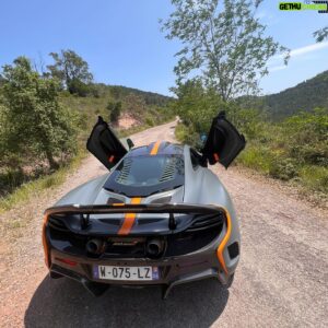 Romain Monti Instagram - NOUVELLE VOITURE !

Vous le savez j’ai récemment vendu mon Z3M et ma Mini GP1 que j’aimais tant ❤️

Mais c’était pas pour rien, voici ma nouvelle McLaren 675 LT full MSO ! 🔥

500ex au monde, uniquement quelques exemplaires avec le roofscope, et surement la seule avec les sièges de la Senna 👊🏼

Pour moi c’est très clairement une voiture méconnue, qui est pourtant d’une radicalité folle, un feeling de conduite incroyable, et un moteur qui s’arrête jamais de pousser 🚀

Tu valides ?