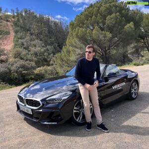 Romain Monti Instagram - 2 jours de folie avec @vredestein à la découverte du nouveau pneu Ultrac Pro, d’abord en passager de @giancarlofisichellaofficial en Ferrari, puis ensuite au volant d’une Mercedes AMG GT ! 🔥

Un pneu été haut de gamme, asymétrique, du 18 au 24 pouces, dont l’objectif annoncé est de concilier sportivité et confort 🛞

J’ai donc pu le tester en conditions réelles, sur des petites routes et sur circuit⛰️ 🏁

Sans être un pneu orienté track day, le test est passé avec succès aussi bien sur piste que sur route, avec un bon niveau de grip, tout en conservant une belle constance: le train de pneus utilisé sur la voiture de Fisichella qui a enchaîné les baptêmes bien bien sportifs toute la journée…était toujours opérationnel pour une nouvelle journée👌🏼

Fun fact: le design a été fait en collaboration avec Italdesign. Je ne savais pas que l’on pouvait étudier le design d’un pneu ! 👨🏻‍🎨

P.S: Séville, c’est vraiment une ville stylée

#Vredestein #VredesteinTakesOn #Summer #UltracPro #sponsorisé