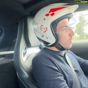 Romain Monti Instagram - 2 jours de folie avec @vredestein à la découverte du nouveau pneu Ultrac Pro, d’abord en passager de @giancarlofisichellaofficial en Ferrari, puis ensuite au volant d’une Mercedes AMG GT ! 🔥

Un pneu été haut de gamme, asymétrique, du 18 au 24 pouces, dont l’objectif annoncé est de concilier sportivité et confort 🛞

J’ai donc pu le tester en conditions réelles, sur des petites routes et sur circuit⛰️ 🏁

Sans être un pneu orienté track day, le test est passé avec succès aussi bien sur piste que sur route, avec un bon niveau de grip, tout en conservant une belle constance: le train de pneus utilisé sur la voiture de Fisichella qui a enchaîné les baptêmes bien bien sportifs toute la journée…était toujours opérationnel pour une nouvelle journée👌🏼

Fun fact: le design a été fait en collaboration avec Italdesign. Je ne savais pas que l’on pouvait étudier le design d’un pneu ! 👨🏻‍🎨

P.S: Séville, c’est vraiment une ville stylée

#Vredestein #VredesteinTakesOn #Summer #UltracPro #sponsorisé