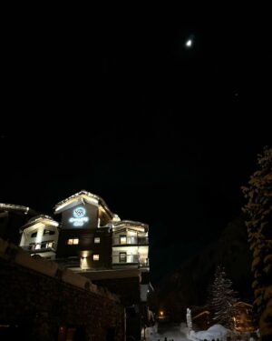 Romain Ntamack Instagram - ❄️ L’air frais des Alpes. Merci @villagemontana pour l’invitation et le séjour dans votre magnifique #chaletizia 🏔️
