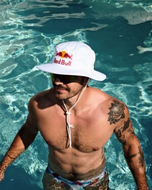 Romain Ntamack Instagram - 𝙎𝙬𝙞𝙢𝙢𝙞𝙣𝙜 𝙗𝙪𝙡𝙡 ☀️