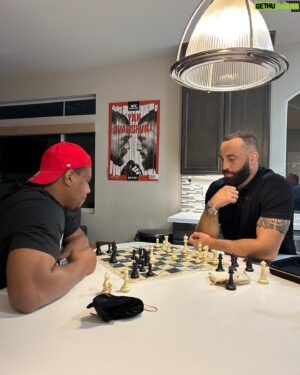 Roman Dolidze Instagram - @sweet_dreams_jhill vs @romandolidze who won ? 
🇺🇸⚔️🇬🇪♟️
ვინ გაიმარჯვა?♟️

#chess #ufc