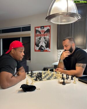 Roman Dolidze Instagram - @sweet_dreams_jhill vs @romandolidze who won ? 
🇺🇸⚔️🇬🇪♟️
ვინ გაიმარჯვა?♟️

#chess #ufc