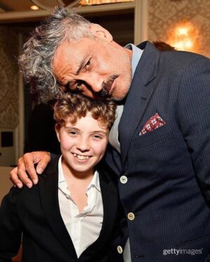 Roman Griffin Davis Instagram - Taika’s film Jojo Rabbit is about love conquering hate and about children who suffer during times of war. I believe in choosing love. Help Refugees is a UK based charity who help and support refugees in Europe. I believe in supporting refugees. @chooselove #helprefugees @jojorabbitmovie @taikawaititi
