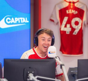 Roman Kemp Instagram - INSANE! What a way to spend my penultimate show… in the dressing room at the home of football 😍 this has never been done before and I couldn’t be more grateful to my amazing team for doing this for me ❤️

And yes they said I had to do it in full kit…

Thanks @arsenal & @capitalofficial 

Now for tomorrows final show 🥺