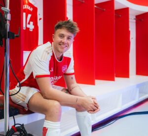 Roman Kemp Instagram - INSANE! What a way to spend my penultimate show… in the dressing room at the home of football 😍 this has never been done before and I couldn’t be more grateful to my amazing team for doing this for me ❤️

And yes they said I had to do it in full kit…

Thanks @arsenal & @capitalofficial 

Now for tomorrows final show 🥺