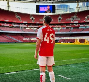 Roman Kemp Instagram - INSANE! What a way to spend my penultimate show… in the dressing room at the home of football 😍 this has never been done before and I couldn’t be more grateful to my amazing team for doing this for me ❤️

And yes they said I had to do it in full kit…

Thanks @arsenal & @capitalofficial 

Now for tomorrows final show 🥺
