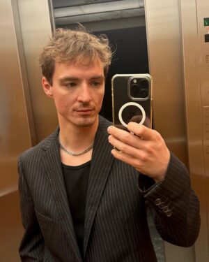 Roman Lochmann Instagram - Spiegelfotos 🤝 Ich :)