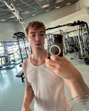 Roman Lochmann Instagram - Spiegelfotos 🤝 Ich :)