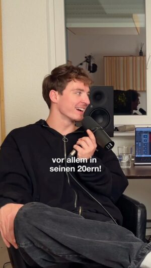 Roman Lochmann Instagram - Man kennt’s 🤝 
#zweilochmann #20s #verrücktephase