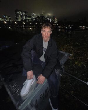 Roman Lochmann Instagram - taube hände, rote wangen, hat jetzt der winter angefangen?