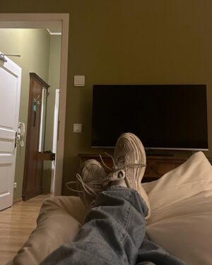 Roman Lochmann Instagram - Schuhe vom Bett! 😡