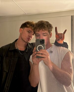 Roman Lochmann Instagram - Spiegelfotos 🤝 Ich :)