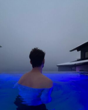 Roman Lochmann Instagram - Arschkalt aber wunderschön 🫂 Danke ans @hopfensee Hotel für die tolle Zeit, Bilal, Miro, Jakow, Fatma und das ganze Team! Vermisse jetzt schon die Aussicht 🥹 #schnee #allgäu #werbung