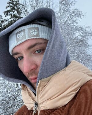 Roman Lochmann Instagram - Arschkalt aber wunderschön 🫂 Danke ans @hopfensee Hotel für die tolle Zeit, Bilal, Miro, Jakow, Fatma und das ganze Team! Vermisse jetzt schon die Aussicht 🥹 #schnee #allgäu #werbung