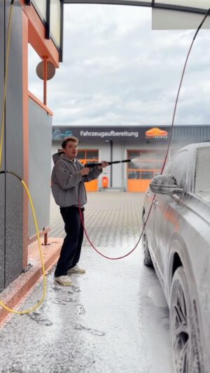 Roman Lochmann Instagram - Gaaanz viel Liebe an @smileautovermietung !! Eine Hand „wäscht“ die andere würd ich sagen lol ❤️🛁 Bester Support, beste Preise, Pannenhilfe und Ersatzwagen im Notfall, ne baba Auswahl an Autos, einfach danke dass wir euch auf unserem Beifahrersitz haben <3