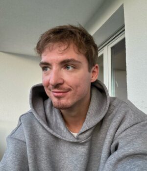 Roman Lochmann Instagram - ihr lieben, wir planen einen verrückte phase hoodie. was bedeutet für euch ganz persönlich „verrückte phase“? lasst mich mal rein in eure gehirne 🧠 oder besser gesagt in euer herz.