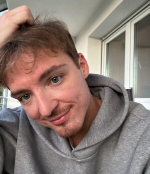 Roman Lochmann Instagram - ihr lieben, wir planen einen verrückte phase hoodie. was bedeutet für euch ganz persönlich „verrückte phase“? lasst mich mal rein in eure gehirne 🧠 oder besser gesagt in euer herz.