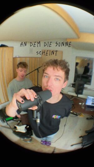 Roman Lochmann Instagram - Was ist eure Lieblingszeile vom Song? ❤️‍🩹 #jetztweinstdu 
#estutmirleid #heartbroken #lovesong #realtalk #storytelling