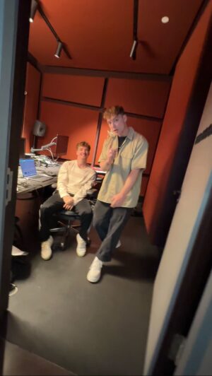 Roman Lochmann Instagram - OMG (VERLIEB‘ MICH GRAD) OUT NOW 🕺🏼
