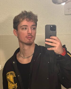 Roman Lochmann Instagram - Spiegelfotos 🤝 Ich :)