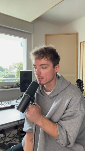 Roman Lochmann Instagram - Den Text hab ich im Sommer geschrieben, als es mir ne’ Zeit lang nicht so spitze ging… Er soll daran erinnern und Mut machen, dass jede noch so harte Phase irgendwann vorbei geht, auch wenn man es selbst in dem Moment kaum glauben mag. Ohne Regentage gäbe es keine Sonnentage, merkt euch das! 
Du schaffst das, geb dir bisschen Zeit! 🌷 you are he/ro !