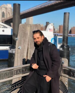 Roman Mayakin Instagram - Тут повсюду развешаны американские флаги: на каждом здании по две штуки, на улицах стоит запах марихуаны, многие бегают или гуляют с собаками, народ доброжелательный, одеваются в основном нейтрально, очереди в ТЦ огромные, фастфуд процветает. Очень много полицейских, по любому вопросу можно подойти к ним. Здесь никто не «стреляет», на просьбу дать сигарету, отвечают «сори, они слишком дорогие»)))

И это всего лишь пара наблюдений. Понимаю, что путешествовать накладно и напряжно, особенно сейчас 🥶 Но я вам очень желаю разобраться с делами и поехать туда, где вы всегда мечтали оказаться ! Кстати, куда?))