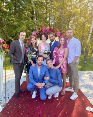 Roman Mayakin Instagram - С выбором профессии я не ошибся точно! Важнее человеческого фактора для меня ничего нет! Такого количества умных -  и не очень, красивых, глубоких, смешных, еб...тых, невероятно искренних и трогательных людей, которые делают меня богаче просто находясь рядом - нигде, как в киноиндустрии, я не встречал! Рад быть частью этого! Коллеги, я горжусь вами! Да! И можно много чего делать -  целоваться, жениться, стрелять, прыгать с высоты, умирать... В общем, что ещё надо...#маякин #выбирайсам #2сезон