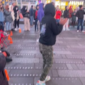 Roman Mayakin Instagram - Тут повсюду развешаны американские флаги: на каждом здании по две штуки, на улицах стоит запах марихуаны, многие бегают или гуляют с собаками, народ доброжелательный, одеваются в основном нейтрально, очереди в ТЦ огромные, фастфуд процветает. Очень много полицейских, по любому вопросу можно подойти к ним. Здесь никто не «стреляет», на просьбу дать сигарету, отвечают «сори, они слишком дорогие»)))

И это всего лишь пара наблюдений. Понимаю, что путешествовать накладно и напряжно, особенно сейчас 🥶 Но я вам очень желаю разобраться с делами и поехать туда, где вы всегда мечтали оказаться ! Кстати, куда?))