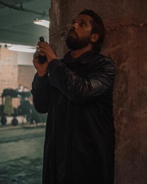 Roman Mayakin Instagram - Один из минусов моей профессии в том, что создавая образ, ты подключаешь своё тело, а за телом начинает подключаться психика! И погружение оказывается достаточно глубоким,  выйти из него достаточно сложно (на днях играл предсмертное состояние -  так вот,  реально после смены чуть кони не двинул😂). Но в жизни все дуально,  есть и свои плюсы: сколько судеб можно прочувствовать на своей Шкуре! Славу Богу научился быстро отключаться от этого... Смотрю на своих коллег -  многие как сыграют что-то, так и не "выходят" из этой роли всю жизнь!))))На фото проект «Два», где я  сыграл маньяка-убийцу, а сейчас еду играть отца-героя, который возвращает любовь в жизнь! Вот в этих контрастах и есть прелесть моей профессии! А вы что думаете? Или лучше жить посередине? "Наспокойном", если можно так сказать?#маякин #снимаемкино