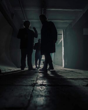 Roman Mayakin Instagram - Один из минусов моей профессии в том, что создавая образ, ты подключаешь своё тело, а за телом начинает подключаться психика! И погружение оказывается достаточно глубоким,  выйти из него достаточно сложно (на днях играл предсмертное состояние -  так вот,  реально после смены чуть кони не двинул😂). Но в жизни все дуально,  есть и свои плюсы: сколько судеб можно прочувствовать на своей Шкуре! Славу Богу научился быстро отключаться от этого... Смотрю на своих коллег -  многие как сыграют что-то, так и не "выходят" из этой роли всю жизнь!))))На фото проект «Два», где я  сыграл маньяка-убийцу, а сейчас еду играть отца-героя, который возвращает любовь в жизнь! Вот в этих контрастах и есть прелесть моей профессии! А вы что думаете? Или лучше жить посередине? "Наспокойном", если можно так сказать?#маякин #снимаемкино