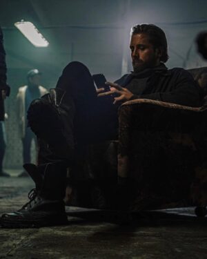 Roman Mayakin Instagram - Один из минусов моей профессии в том, что создавая образ, ты подключаешь своё тело, а за телом начинает подключаться психика! И погружение оказывается достаточно глубоким,  выйти из него достаточно сложно (на днях играл предсмертное состояние -  так вот,  реально после смены чуть кони не двинул😂). Но в жизни все дуально,  есть и свои плюсы: сколько судеб можно прочувствовать на своей Шкуре! Славу Богу научился быстро отключаться от этого... Смотрю на своих коллег -  многие как сыграют что-то, так и не "выходят" из этой роли всю жизнь!))))На фото проект «Два», где я  сыграл маньяка-убийцу, а сейчас еду играть отца-героя, который возвращает любовь в жизнь! Вот в этих контрастах и есть прелесть моей профессии! А вы что думаете? Или лучше жить посередине? "Наспокойном", если можно так сказать?#маякин #снимаемкино