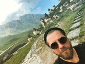 Roman Mayakin Instagram - Северный Кавказ! Невероятно красивый, вкусный, Мистический, безопасный, разный и заряжающих! Я обязательно продолжу исследовать это место,чего и вам советую. Кто был? Что запомнилось? #маякин