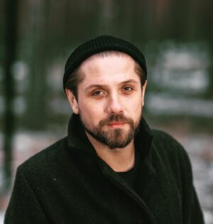 Roman Mayakin Instagram - Остановка!.. платформа: "ТРАУР"! - 
Оглянулся: всё - позади! 
Приближается "скорый" справа. 
Останавливается… в груди. #Маякин