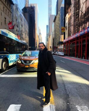 Roman Mayakin Instagram - Тут повсюду развешаны американские флаги: на каждом здании по две штуки, на улицах стоит запах марихуаны, многие бегают или гуляют с собаками, народ доброжелательный, одеваются в основном нейтрально, очереди в ТЦ огромные, фастфуд процветает. Очень много полицейских, по любому вопросу можно подойти к ним. Здесь никто не «стреляет», на просьбу дать сигарету, отвечают «сори, они слишком дорогие»)))

И это всего лишь пара наблюдений. Понимаю, что путешествовать накладно и напряжно, особенно сейчас 🥶 Но я вам очень желаю разобраться с делами и поехать туда, где вы всегда мечтали оказаться ! Кстати, куда?))