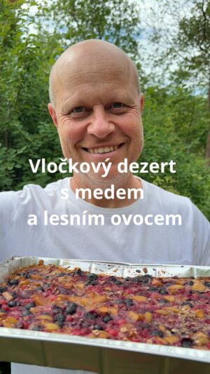 Roman Paulus Instagram - VLOČKOVÝ DEZERT S MEDEM A LESNÍM OVOCEM Z GRILU
 
Rádi grilujete a po pěkně vypečeném masíčku a zelenině Vás ještě honí mlsná na něco sladkého? A co si dát o něco zdravější dezert přímo z grilu? Připravit si ho můžete klidně hned ráno, vydrží v pohodě v lednici na „svoji chvilku slávy“, vy si v klidu ogrilujete maso, sníte ho a do horkého grilu dáte ještě tuto specialitu. Na odpolední kávičku budete mít skvělý dezert, který se jen tak mimochodem udělá sám…. Nezní to jako pohádka?? Určitě vyzkoušejte, my už jsme ho měli letos 3x 😊. Jo a mimochodem, byl tak dobrý, že jsem ani fotku na talíři nestačil udělat…, zmizel dřív než jsem zareagoval…. 😊
 
A co Vy, zkoušeli jste grilovat už nějaký dezert v grilu?? Já jsem zkoušel v grilu upéct i štrúdl, pravidelně si „pečeme“ placky, ananas, quinoový dezert a mnoho dalšího. Napište mi, co jste zkoušeli Vy do komentářů a nezapomeňte mě sledovat pro více skvělých receptů a tipů do kuchyně.
 
 
Co budete potřebovat?
 
400 g ​jablka
200 g ​vločky
500 ml ​mléka
1 lžička skořice
Špetka soli
1 lžíce medu
500 g​ lesní směs mražená
Zakysaná smetana, jogurt, šlehačka
 
Jak budete postupovat?
 
Jablka si nakrájíme na kostičky (já jsem měl nakrájená jablka z mrazáku), smícháme je s vločkami, mlékem, skořicí, solí a medem. Mícháme už rovnou v aluminiovém pekáčku, který přijde na gril. (můžeme použít i litinovou pánev nebo litinový hrnec, vhodný na gril) Nakonec přidáme i lesní směs, kterou rozprostřeme rovnoměrně po celé ploše pekáčku.
Grill, (který máme již rozehřátý z grilování masa), necháme chvíli vychladnout přibližně na cca 180*C a pečeme do zlatova přibližně 45–50 minut.
Podáváme s jogurtem, zakysanou smetanou nebo šlehačkou, dozdobíme čerstvým ovocem.

PS: lze samozřejmě připravit i v troubě 😉
 
Dobrou chuť!

#recepty #recept #peceni #pecenie #grilování #gril  #dezertnagrilu #vlocky #ovoce #lesnismes #jablka #med #pecenijeradost #dezert #svacina #kekave #sefkuchar #romanpauluschef #romanpaulus