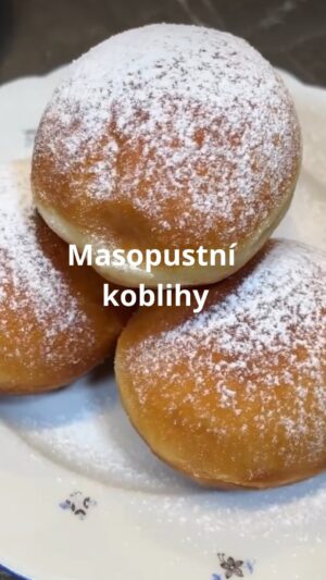 Roman Paulus Instagram - RECEPT NA MASOPUSTNÍ KOBLIHY
 
Slavnosti před masopustem jsou tradičně spojeny s dobrým jídlem a všeobecným veselím. Neodmyslitelně k nim patří hody – jitrnice, jelita a samozřejmě i smažené koblihy.
Dnes pro Vás mám skvělý recept na jemné a nadýchané koblihy, které vám budou mizet pod rukou dřív, než je doděláte.
Určitě ho vyzkoušejte a překvapte své blízké třeba výtečnou snídaní nebo odpolední svačinkou!
 
Děláte si doma koblihy nebo si je raději kupujete? A jakou náplň máte nejraději – marmeládu, nutelu nebo je máte rádi jen tak suché? Dejte mi vědět do komentářů a nezapomeňte mě sledovat pro více skvělých receptů a tipů do kuchyně.
 
Co budete potřebovat?
 
500 g hladké mouky
40 g droždí
1× citron (kůra)
5 g soli
1× vanilového cukru
80 g rozpuštěného másla
200 ml vlažného mléka
80 g krupicového cukru
1 polév. lž. tuzemáku
2 vejce „M“   1 žloutek
řepkový olej
 
Jak budete postupovat?
 
Z mouky, cukru, rozdrobeného droždí a teplého mléka připravíme kvásek. Mouku, vajíčka, rozpuštěné máslo, teplé mléko, cukr, citrónovou kůru, sůl, vanilkový cukr a tuzemák smícháme dohromady a vypracujeme v těsto, které přikryjeme utěrkou a necháme na teplém místě vykynout do zdvojnásobení.
Já jsem si tentokrát dokonce těsto připravil večer a nechal jsem ho přes noc venku.., odpoledne jsem ho vzal zase do tepla a těsto bylo skvělé.
 
Poté těsto naporcujeme na 70 g velké kusy a vytvarujeme bochánky, které necháme znovu nakynout do zdvojnásobení. Smažíme v rozehřátém rostlinném oleji při teplotě asi 140 °C 5-6 minut dozlatova, a hotové necháme okapat na papírové utěrce.
 
Po vychladnutí do koblihy naplníme marmeládu a posypeme cukrem.
 
Dobrou chuť!
 
#recepty #recept #masopust #koblihy #smazene #smazeni #sladke #sladkosti #sladkasnidane #peceni #pecenie #pecenijeradost #peceniejeradost #jidlo #jidlojelaska #jidlonaprvnimmiste #jidlojezaklad #sefkuchar #romanpaulus #romanpauluschef