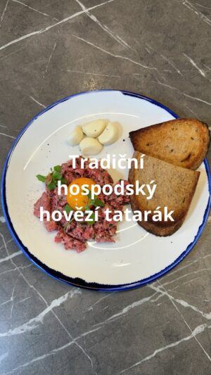 Roman Paulus Instagram - RECEPT NA KLASICKÝ HOSPODSKÝ TATARÁK
 
 
Sezóna letních party a posezení s příteli se nezadržitelně blíží, pojďme si ukázat jak před přáteli zazářit a udělat si pravý hospodský tatarák!
Tatarský biftek je trochu jako bramborový salát – každý má svůj ověřený recept, na který nedá dopustit. Pokud ale chcete vyzkoušet nový recept nebo pokud připravujete tatarák poprvé, zkuste ho se mnou.
A chcete-li mít autentický hospodský zážitek, připravte si ještě topinky, které by měly při smažení plavat v pořádné vrstvě oleje a podávat se se stroužkem česneku. Budete pak přáteli vyhlášeni za nejlepší hostitele na světě. Ruku na to 😊
 
Co budete potřebovat?
 
Na tatarák
• 600 g hovězí tatarák
• Pepř a sůl
• 10 g worcesterská omáčka
• 30 g šalotka
• 15 g čerstvá pažitka
• 1 × lžička mletá paprika
• 1 × lžíce mletá chilli paprička
• 20 g jemný kečup
• 20 g dijonská hořčice
• 15 g extra panenský olivový olej
 
Na topinky a podávání

• chléb
• 50 ml rostlinný olej
• 4 × žloutek
• 4 × stroužek česnek

Co budete potřebovat? 

Maso osolíme, opepříme a ochutíme najemno nasekanou šalotkou, pažitkou, worcersterskou omáčkou, mletou paprikou, chilli pastou, kečupem a hořčicí.
Zakápneme olivovým olejem a dobře zamícháme. Necháme pár minut odležet, aby se chutě spojily, poté znovu promícháme a ochutnáme. Dle potřeby dochutíme.
V pánvi s rozpáleným olejem osmažíme krajíce chleba a připravíme topinky. Hotové necháme okapat na papírové utěrce.
Ochucené maso vytvarujeme a doprostřed uděláme důlek, do kterého při podávání rozklepneme žloutek. Servírujeme se smaženými topinkami, stroužkem česneku a přiložíme i v mističkách nandané přísady zamíchané v masu k případnému dochucení.

Dobrou chuť a ať se party vyvede!!!

#recepty #recept #hovezi #maso #hovezimaso #tatarak #party #oslava #leto #pratele #kamaradi #grilovani #jidlojezaklad #jidlonaprvnimmiste #jidlo #obed #vecere #dnesjim #dnesjem #sefkuchar #romanpaulus #romanpauluschef