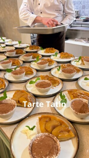 Roman Paulus Instagram - RECEPT NA TARTE TATIN NEBOLI OBRÁCENÝ KOLÁČ

Minulý týden jsem na degustační večeři dělal těchto 18 krásných voňavých koláčů TARTE TATIN, tak vám zde dám i recept. Vynikající koláč připravený v pánvi, který se peče jaksi “obráceně”. Nejprve si totiž připravíte karamelovou omáčku, do ní dáte jablka a teprve poté přikryjete těstem. Po vytažení z trouby už jen “kouzlem” otočíte pánvičku a vynikající dezert je na světě! Jednoduché, že? A když k tomu přidáte ještě domácí vanilkovou zmrzlinu, údiv všech přihlížejících bude zaručen 🤩. Určitě vyzkoušejte!! 

Znáte a pravidelně děláte Tarte tatin nebo to bude vaše premiéra? Dejte mi vědět do komentářů a pro další skvělé a jednoduché recepty sledujte můj profil.

Co budete potřebovat?

Těsto
250 g hladké mouky
150 g másla
50 g krupicového cukru
1× vejce „M“
špetka soli

Jablka
10× jablek Golden delicious
2 polév. lž. másla

Karamelová omáčka
150 g krupicového cukru
100 g másla
1,5 lžíce vody
4× celé badyány

Jak budete postupovat?

Těsto
Mouku, změklé máslo, cukr, vejce a špetku soli vypracujeme v robotu v hladké těsto. Zformujeme z něj cihlu, kterou necháme alespoň 3 hodiny (klidně do druhého dne) v lednici odpočinout.

Jablka
Jablka oloupeme, rozřízneme na čtvrtiny a vypeckujeme. V pánvi s rozehřátým máslem ovoce krátce orestujeme s hvězdičkami badyánu a poté dusíme 4–5 minut pod pokličkou. Nakonec necháme dobře okapat.

Karamelová omáčka
Cukr necháme postupně zkaramelizovat a přidáme máslo. Svaříme na hustou karamelovou omáčku.

Koláč
Těsto necháme asi 20 minut změknout při pokojové teplotě a poté vyválíme do kruhu velikosti pánve. Do pánve s karamelem vyskládáme jablka a následně přiklopíme těstem. Okraje zatlačíme ke dnu, plát propícháme vidličkou a pečeme v troubě předehřáté na 180 °C 30 – 45 minut – podle velikosti pánvičky.

Po upečení necháme necháme chvilku vychladnout, vyklopíme a podáváme ideálně s vanilkovou zmrzlinou nebo zakysanou smetanou.

Ať se vám podaří! ❤️

#recepty #recept #sladke #sladkerecepty #kolac #tatin #tarttatin #jablka #testo #karamel #dezert #jidlo #jidlojelaska #peceni #pecenie #pecenijeradost #peceniejeradost #sefkuchar #romanpauluschef #romanpauluschef