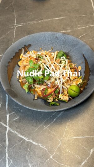 Roman Paulus Instagram - RECEPT NA PAD THAI NUDLE

Včera jsme si povídali o další exotické surovině – tamarindu. Dnes si z něho připravíme i typické asijské jídlo, které je plné úžasné vůně a chuti. Další z rychlých a skvělých receptů, které byste měli vyzkoušet. Určitě ho zařadíte do svého repertoáru super večeří. Pokud si připravíte omáčku dopředu, je to otázka pár minut a úžasné jídlo máte na stole. Rodina Vám určitě poděkuje.
 
Jaké jiné asijské jídlo doma připravujete? Na které byste si přáli ještě recept?

Dejte mi vědět do komentáře a nezapomeňte mě sledovat pro více skvělých receptů a tipů do kuchyně.
 

Co budete potřebovat?

Omáčka
150 g kokosového mléka
70 g rybí omáčky
150 g tamarindové pasty
300 ml vody
150 g palmového cukru
koření
10 g sušené papriky (dle chuti pálivé)
10 g šičimi tógaraši (shichimi togarashi) koupíte v asijských obchodech
 
PAD THAI
rostlinný olej
4 × vejce „M“
200 g kuřecího masa
4 × lžíce sekaného česneku
4 × lžíce sekaného zázvoru
1 × červená cibule
1 × balení širokých rýžových nudlí
2 × lahůdkové cibulky
100 g sójových klíčků
1 × hrst čerstvého koriandru
100 g pražených solených arašídů
smažená cibulka na dozdobení
2 × limetky
 
Jak budete postupovat?

Omáčka
Tamarind pastu (lehce vysušený slisovaný tamarind bez příměsí) namočíme do vody a přivedeme do varu. Tamarind ve vodě rozmícháme a po přejití varem ještě celou směs propasírujeme skrze sítko.
Do hrnce dáme kokosové mléko, rybí omáčku, připravený tamarind, sušenou papriku, šičimi koření a palmový cukr. Přivedeme do varu, vaříme 1–2 minuty a necháme stranou.
 
Pokračování v komentáři, bohužel jsem nebyl dostatečně stručný… 🙈