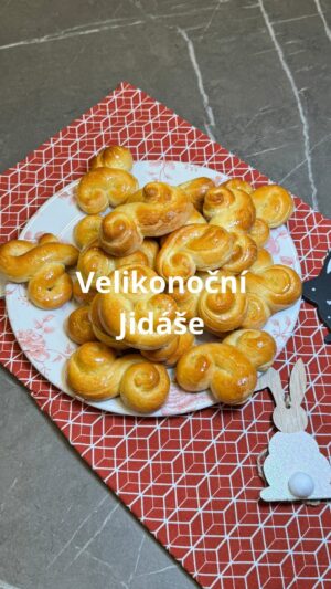 Roman Paulus Instagram - RECEPT NA VELIKONOČNÍ JIDÁŠKY
 
Dnes je Zelený čtvrtek, čas na upečení Velikonočních jidášků. Sladké kynuté pečivo, tvarem připomínající provaz na upomínku zrady Jidáše, se peče tradičně na Velikonoce právě na Zelený čtvrtek. Po vytažení z trouby se ještě horké potírají citrónovou šťávou s medem, to zase symbolizuje plodnost a hojnost. Upečte si je se mnou, ukážu Vám i jak je hezky vytvarovat.
 
A na jaké velikonoční pečení se chystáte Vy? Které je Vaše nejoblíbenější? Mazanec, Boží milosti nebo Jidášky? Dejte mi vědět do komentářů a nezapomeňte mě sledovat pro více skvělých receptů a triků do kuchyně.
 
Co budete potřebovat?
 
cca 25 ks jidášů
 
500 g polohrubé mouky
20 g droždí
250 ml vlažného mléka
40 g sádla
80 g másla
60 g cukru krystal
2 žloutky
špetka soli
1 vejce na potření
 
na potření jidášů
2 lžíce medu
1 lžíci šťávy z citronu
 
Jak budete postupovat?
 
Z mléka, droždí, cukru a trochu mouky si připravíme kvásek, který necháme hezky vzejít. Do mísy od robota si odvážíme mouku a postupně přidáváme již vzešlý kvásek, rozpuštěné máslo a sádlo, cukr, žloutky a sůl. Vypracujeme v hladké těsto a necháme kynout minimálně 40 minut na teplém místě pod utěrkou.
 
Poté si z vykynutého těsta odvážíme stejné kousky – cca 40 g, abychom měli přibližně 25 kusů jidášů. Vyválíme v dlouhé „provazy“ a vytvarujeme požadované tvary. Podívejte se na video a vyzkoušejte tvary podle mě. Je plno možností, jak „provazy“ stáčet, tyto jsou ty jednodušší, ale povedou se vždycky.
 
Necháme ještě jednou nakynout a pečeme v troubě na 170*C přibližně 10 minut.
 
Během doby pečení si odšťavníme šťávu z půlky citrónu a rozmícháme ji s rozehřátým medem. Ještě horké jidáše potíráme touto připravenou směsí.
 
Krásné Velikonoce!

#recepty #recept #peceni #pecenie #pecenijeradost #velikonoce #jidase #velikonocnipeceni #zelenyctvrtek #dezert #svacina #kekave #sefkuchar #romanpauluschef #romanpaulus