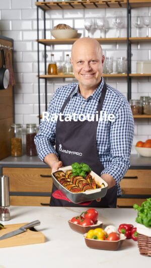 Roman Paulus Instagram - RECEPT NA ZAPEČENÉ RATATOUILLE

Ratatouille je originální francouzské jídlo připomínající naše lečo. Ratatouille nemusíte připravovat jen dušením, ale můžete je také zapéct. Suroviny jsou stejné, nesmí chybět cuketa, lilek, papriky, rajčata a čerstvé bylinky, výsledek však bude úplně jiný.

Určitě vyzkoušejte toto krásné skládání a čeká na Vás nádherný pokrm plný chutí a vůně. Bude Vám chutnat k pečenému masu nebo ho můžete sníst jen tak, určitě si pochutnáte.

Já jsem své ratatouille skládal do zapékací misky z kolekce MasterPro by Roman Paulus, kterou si můžete zakoupit ještě tento víkend v prodejnách Lidl.

Ať se Vám podaří!
 
A jak připravujete zeleninovou přílohu k obědu Vy? Pečete, dusíte nebo vaříte zeleninu každý den nebo jen občas?
 
Jak budete postupovat?
 
Omáčka
olivový olej
3x stroužek česneku
1x cibule
1 plechovka sekaná rajčata
čerstvý tymián
čerstvá bazalka
sůl
pepř
 
Zelenina na skládání
4x čerstvá rajčata
2x červená a 2x žlutá paprika
2x cuketa
1x lilek
Sůl, pepř, olivový olej
bazalka
 
Jak budete postupovat?

V rozehřáté pánvi s olivovým olejem necháme zpěnit česnek nakrájený na plátky a cibuli nadrobno. Přidáme rajčata z plechovky, nasekané bylinky – tymián, a bazalku, opepříme, osolíme a necháme provářet (asi 5 minut).
 
Omáčku přelijeme do zapékací misky, aby rovnoměrně překryla její dno. Cuketu, lilek, papriky a čerstvá rajčata nakrájíme na úhledné tenké plátky, které skládáme jeden za druhým na připravenou omáčku. Osolíme, opepříme, zakápneme olivovým olejem, (můžete přiklopit pečicím papírem, do kterého uděláme nožem několik děr). Pečeme v troubě předehřáté na 160 °C asi 30 minut, poté zkontrolujeme a pečeme ještě minimálně dalších 30 minut. Zelenina na povrchu zkaramelizuje. 
Zapečené ratatouille podáváme s lístky čerstvé bazalky.
 
Dobrou chuť!

#recepty #recept #zdraverecepty #zelenina #ratatouille #zapecene #vegetarian #vegan #jidlojezaklad #jidlonaprvnimmiste #jidlo #obed #vecere #dnesjim #dnesjem #spoluprace #lidlcz #mastertheprowithin #sefkuchar #romanpaulus #romanpauluschef