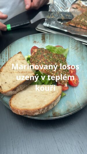 Roman Paulus Instagram - RECEPT NA LOSOSA MARINOVANÉHO VE ZLATÉ SLIVOVICI A UZENÉHO V TEPLÉM KOUŘI
 
Máte rádi grilování? A co tak vyzkoušet něco nového? Dnes mám pro Vás skvělý tip na úžasnou grilovačku. Jemná chuť lososa, doplněná o štiplavou chuť hořčice a kopru. Skvělá kombinace, která ohromí nejen Vás, ale i všechny hosty, kteří k Vám přijdou na letní grilování i celá rodina.
Připravte se na skutečný chuťový zážitek, který si zamilujete!
Tento recept si určitě uložte a při nejbližší příležitosti udělejte a pochutnejte si!
 
A co nejčastěji grilujete Vy? Maso, zeleninu, sýry nebo ryby? Dejte mi vědět do komentářů a nezapomeňte mě sledovat pro více skvělých receptů a triků do kuchyně.
 
Co budete potřebovat?
Na 4 porce
 
600g​​ čerstvého lososa
100g​​ Hrubozrnné hořčice
100ml​​ zlaté slivovice od Rudolfa Jelínka
Třtinový cukr   hrubozrnná sůl v poměru 1:1
kopr
 
Jak budete postupovat?
 
Nejprve si rozpálíme gril a do rozpálených uhlíků přihodíme pár odštěpků z tvrdého dřeva, (dají se i běžně koupit pod názvem Hickory). Ty nejprve namočíme do vody a poté je dáme do grilu, tím si připravíme gril na uzení.
Očištěný filet s kůží naložíme do cukru, soli a zlaté slivovice, necháme marinovat cca 3 hodiny. Rybu poté omyjeme pod tekoucí studenou vodou, osušíme a potřeme marinádou z hořčice a kopru.
Udíme na klidové zóně pod poklopem v grilu. Při teplotě 180* C cca 20–25 minut.
 
Podáváme s pečivem a zeleninovým salátem.

Dobrou chuť!

#recepty #recept #zdraverecepty #ryby #ryba #losos #gril #grilovani #party #leto #oslava #pratele #kamaradi #letni #letniparty #spoluprace #rudolfjelinek #rjelinek #slivovice #pojdnaslivku #jidlojezaklad #jidlonaprvnimmiste #jidlo #obed #vecere #dnesjim #dnesjem #sefkuchar #romanpaulus #romanpauluschef @rudolfjelinekvizovice