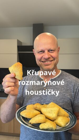 Roman Paulus Instagram - RECEPT NA RYCHLÉ ROZMARÝNOVÉ HOUSTIČKY IDEÁLNÍ NA LETNÍ GRILOVÁNÍ
 
Máte rádi vůni domácího pečiva? A co takhle voňavé domácí houstičky? Pokud ano, toto je ideální recept přímo pro Vás. Krásně křupavé, voňavé a hlavně rychlé na přípravu.  Super jako příloha ke grilované zelenině, masu nebo jen tak se salátem nebo s rukolou a parmskou šunkou jako sendvič.
Určitě si recept uložte a vyzkoušejte, je to pecka.
 
A co Vy, pečete si domácí pečivo ke grilovačce? Nebo jakou přílohu většinou konzumujete s grilováním? Napište mi do komentářů a nezapomeňte mě sledovat pro více skvělých receptů a triků do kuchyně.
 
Co budete potřebovat?
 
400 g hladké mouky
15 g čerstvého droždí
2 × lžíce sekaného čerstvého rozmarýnu
8 g soli
70 g olivového oleje
250 ml vody
olivový olej s vodou (1:1)
hrubozrnná mořská sůl na posypání
 
Jak budete postupovat?

Mouku, nadrobené droždí, nasekaný čerstvý rozmarýn, sůl, olej a vlažnou vodu zpravujeme v robotu v hladké těsto. Hotové necháme nakynout (můžete nechat v i lednici do druhého dne).
Těsto rozválíme na plát široký asi 2 cm, ze kterého „nakrájíte“ libovolné tvary. Já jsem zvolil pro tentokrát trojúhelníky. Mohou být i rustikálnější, jsou prima i tak. Vyskládáme je na plech s pečicím papírem. Necháme ještě jednou vykynout. Potřeme je emulzí z olivového oleje a vody (1:1) a pečeme do zlatova v troubě rozehřáté na 230°C asi 10-15 minut.

Ať se Vám povedou!

#recepty #recept #zdraverecepty #peceni #pecenijeradost #pecenie #peceniejeradost #housky #pecivo #slane #slanepecivo #bulky #mouka #olivovyolej #gril #grilovani #party #oslava #leto #sezona #jidlojezaklad #jidlonaprvnimmiste #jidlo #obed #vecere #dnesjim #dnesjem #sefkuchar #romanpaulus #romanpauluschef