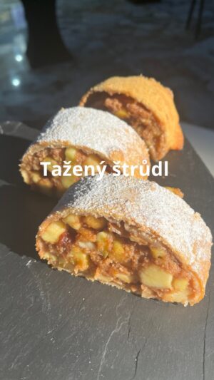 Roman Paulus Instagram - RECEPT NA TAŽENÝ ŠTRÚDL
 
Dnes mám pro Vás velkou specialitu – tažený štrúdl s jablky. Štrúdl odjakživa patří mezi nejoblíbenější moučníky české kuchyně. Původem je sice z Rakouska, ale zabydlel se i u nás a všichni jej milujeme. Štrúdl si můžeme připravit z různých druhů těst – z listového, křehkého nebo také ten náš dnešní – tažený. Pojďte si ho se mnou připravit.
Dnes si zaděláte těsto a zítra k nedělní kávičce si pochutnáte, jak už dlouho ne.
 
Máte rádi štrúdl? A jaký typ si děláte nejčastěji vy? Dejte mi vědět do komentářů. A nezapomeňte mě sledovat pro více skvělých tipů a triků v kuchyni.
 
 
Co budete potřebovat?

• 300 g hladké mouky
• 200 ml vlažné vody
• 50 ml rostlinného oleje
• 1 × špetka soli
• máslo

Jak budete postupovat?

Do mísy vsypeme mouku, přidáme vodu a olej a zaděláme těsto. Rozdělíme na dvě části a vypracujeme bochánky, které přendáme na talíř s olejem. Těsto opět polijeme olejem, zakryjeme fólií a vložíme na noc do lednice.

Na tažení těsta potřebujeme vyvýšený podstavec (velkou dřevěnou desku nebo bude úplně stačit menší stoleček) a utěrku. Takto připravenou pracovní plochu posypeme dostatečným množstvím mouky, položíme na ní těsto, které opět posypeme moukou a trochu rozválíme válečkem. Nejprve táhneme těsto dlaněmi, poté vytahujeme na pracovní ploše, až získáme požadovanou velikost a tloušťku.

Těsto pokapeme máslem, třetinu posypeme strouhankou, na kterou poklademe oloupaná a na plátky nakrájená jablka ochucená cukrem, rumem, skořicí a citronovou šťávou. Můžeme přidat i rozinky a ořechy.

Pomocí utěrky těsto zarolujeme, okraj pomažeme máslem a slepíme. Pomocí utěrky přeložíme štrúdl na vymazaný plech, potřeme máslem a pečeme v troubě předehřáté na 180 °C 30 minut.

Ať se vám povede!

#recepty #recept #peceni #pecenie #pecenijeradost #pecenie #zavin #jablka #strudl  #tazeny #dezert #svacina #kekave #sefkuchar #romanpauluschef #romanpaulus