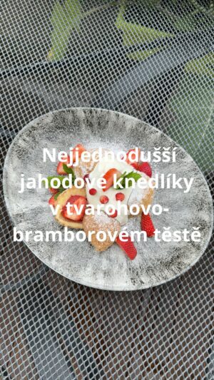 Roman Paulus Instagram - TVAROHOVÉ JAHODOVÉ KNEDLÍKY
 
Už jsme se konečně i tady v ČR dočkali! Jahodová sezóna je tady a s ní i ty nejbáječnější a nejvoňavější dezerty na světě. Já už jsem to nemohl vydržet a uvařil jsem si ty nejjednodušší jahodové knedlíky v tvarohovo-bramborovém těstě.
Tento recept si doma děláme hodně často, ale nikdy jsem ještě takhle veřejně tento recept nepublikoval. Je to totiž tak jednoduchý, že ho moc neprozrazuji… 😊
Jsem si jistý, že mě tady zase mnozí budou „kamenovat“, že to by ode mne nečekali, ale co… Věřím, že Vám, kdo máte rádi jednoduché vaření „zjednoduším“ život 😊 a pochutnáte si stejně jako celá moje rodina.
 
Tak kdo do toho půjde se mnou? Vyzkoušíte? Jaké jahodové knedlíky děláte Vy? Kynuté, tvarohové, bramborové nebo úplně jiné?? Dejte mi vědět do komentářů a nezapomeňte mě sledovat pro více skvělých receptů a triků do kuchyně.
 
Co budete potřebovat?
 
250 g​ tvaroh plnotučný ve vaničce
400 g bramborové těsto v prášku
300 ml studené vody
Citrónová kůra nastrouhaná
1 vanilkový cukr
1 vejce
Sůl
Čerstvé jahody
Citrónová kůra – plátky
Rum tuzemák
Cukr moučka
Máslo
Strouhanka, jogurt, měkký tvaroh, tvrdý nastrouhaný tvaroh, mák
 
Jak budete postupovat?

Ve větší misce si smícháme tvaroh, bramborové těsto v prášku, vodu, vejce, nastrouhanou citrónovou kůru, vanilkový cukr a sůl. Vypracujeme v jemné těsto, které necháme chvíli odpočinout. (na těsto nemusíte ani moc pospíchat, jako u klasického bramborového těsta, můžete si ho klidně nechat i půlku na večerní „knedlíkový nášup“). Z těsta si uválíme váleček, ze kterého si oddělíme jednotlivé kousky veliké tak akorát na obalení jahod. Jahody zabalíme do těsta, utvoříme kuličky, které následně uvaříme ve vodě ochucené citrónovou kůrou a rumem (tuzemák je úplně v pohodě).
Vaříme podle velikosti 5-8 minut.
Mezi tím si opražíme strouhanku do zlatova a smícháme ji s cukrem moučka. Po okapání knedlíků od vody je obalíme ve strouhance s cukrem. Servírujeme na talíř, (už obalené ve strouhance), můžeme polít máslem a podle chuti přidat měkký tvaroh nebo jogurt, tvrdý nastrouhaný tvaroh nebo mák, jak má kdo rád.
 
Dobrou chuť!