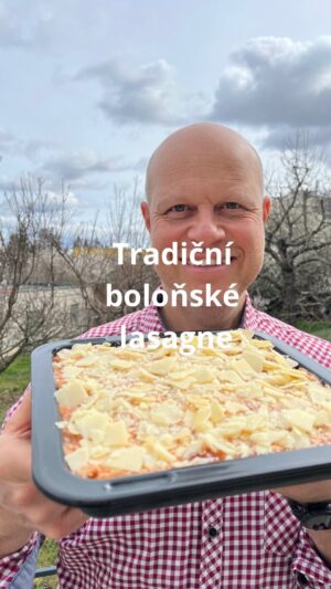 Roman Paulus Instagram - RECEPT NA TRADIČNÍ BOLOŇSKÉ LASAGNE
 
Máte chuť na něco dobrého, masitého? Pojďme si společně připravit tradiční boloňské lasagne. Lasagne patří mezi klasiky italské kuchyně, které se vaří po celém světě. Příprava je pestrá a zábavná a začíná se právě boloňskou omáčkou, do níž kromě masa (tradičně telecího, ale můžete použít i mix mletého hovězího a vepřového), patří možná trochu nečekaně třeba i kořenová zelenina nebo červené víno. Na samotný závěr stačí už jen několikrát proložit všechny vrstvy do pekáčku. Podávejte jen tak, nebo s voňavou rajčatovou omáčkou.

Která italská jídla vaříte nejraději vy? Máte nějakého favorita? Napište mi do komentářů. A nezapomeňte mě sledovat pro více skvělých receptů a tipů do kuchyně.
 
Jak budete postupovat?
2 × lžíce extra panenský olivový olej
50 g cibule
30 g mrkev
35 g petržel
35 g celer
5 × stroužek česnek
400 g mleté maso mix
Sůl a pepř
250 g loupaná sekaná rajčata
50 g rajčatový protlak
200 ml červené víno
3 × bobkový list
5 × kulička černý pepř
5 × kulička nové koření
600 ml hovězí/kuřecí vývar
bešamel
250 g těstoviny na lasagne
125 g parmazán
 
Jak budete postupovat?
V hrnci rozehřejeme olivový olej a orestujeme najemno nakrájenou cibuli, kořenovou zeleninu (mrkev, petržel, celer) a česnek. Když se restuje zelenina, do plátna zavážeme divoké koření (bobkový list, celý pepř a nové koření). K orestované zelenině přidáme mleté maso a za stálého míchání opékáme, dokud se nerozpadne na malé kousky. Následně osolíme, opepříme, ochutíme sekanými rajčaty a protlakem a po chvíli podlijeme červeným vínem. Vaříme, dokud se půlka vína neodpaří.

vaříme minimálně hodinu na mírném plameni pod pokličkou. Dle potřeby podléváme vývarem či vodou.
Do zapékací mísy postupně nanášíme bešamel, ragú, parmazán, suché těstoviny, bešamel, ragú, sýr, těstoviny a tak dále, dokud nezpracujeme všechny suroviny. Jako poslední vrstvu dáváme vždy omáčky posypané sýrem.

Pečeme v troubě rozehřáté na 180 °C 45–50 minut. Upečené necháme odležet alespoň 20 minut před porcováním a podáváme. Pokud chceme jídlo ještě vylepšit, servírujeme ideálně s rajčatovou omáčkou.

Dobrou chuť!